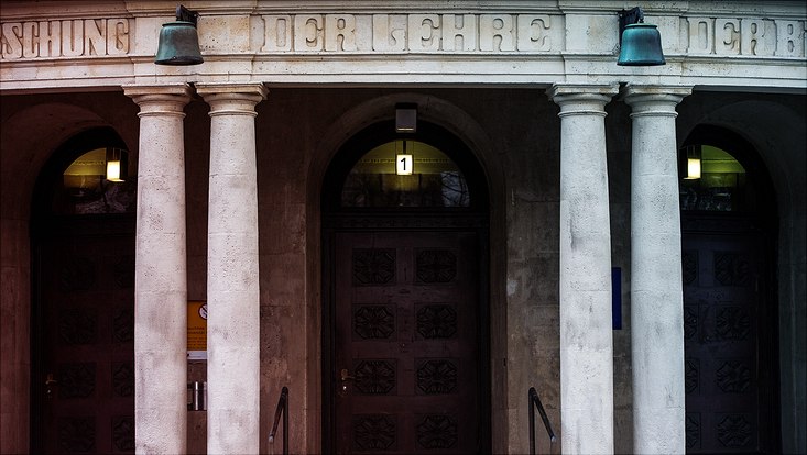 Eingang zum Hauptgebäude