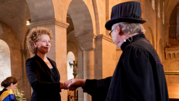 Prof. Körting wird die Urkunde überreicht.