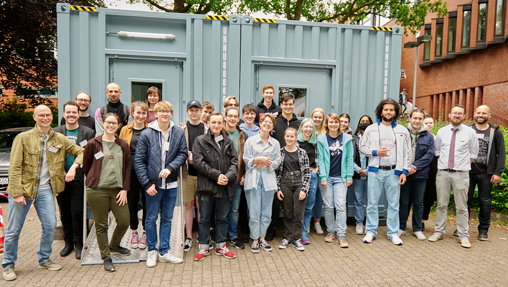 Schüler:innen vor Containerlabor