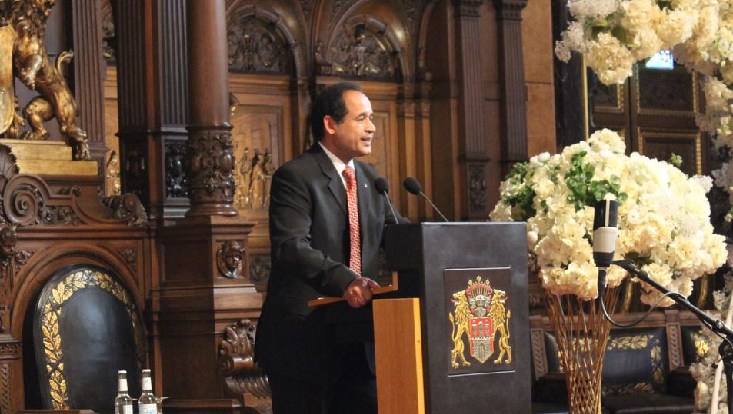 Khalifa bei der Eröffnung im Rathaus