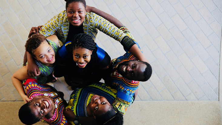 Menschen aus Afrika umarmen sich