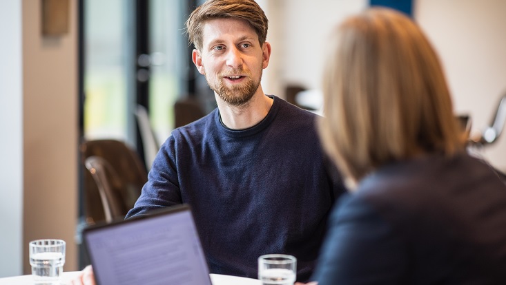 Zwei Menschen am Tisch sprechen
