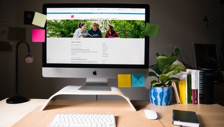 iMac auf einem Schreibtisch