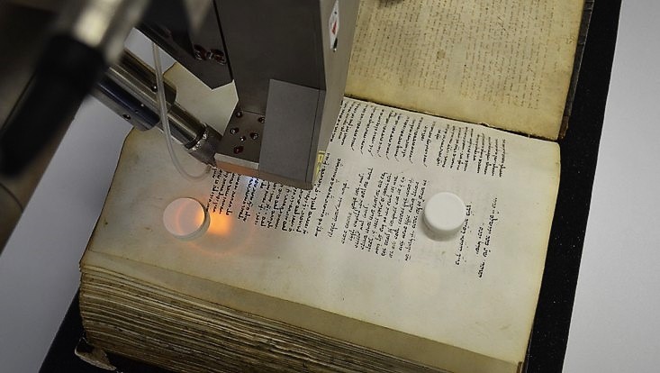 Manuskript wird digital bearbeitet