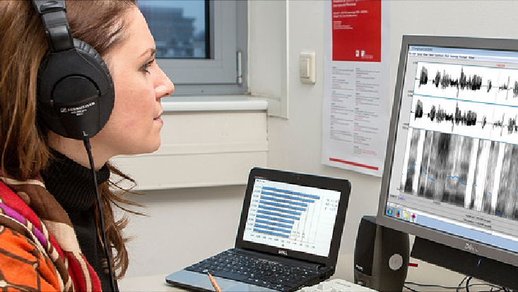 Frau forscht mit Sprachdaten