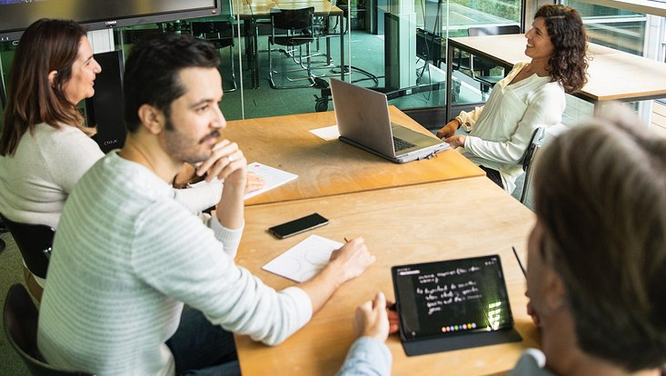 Menschen arbeiten hybrid zusammen