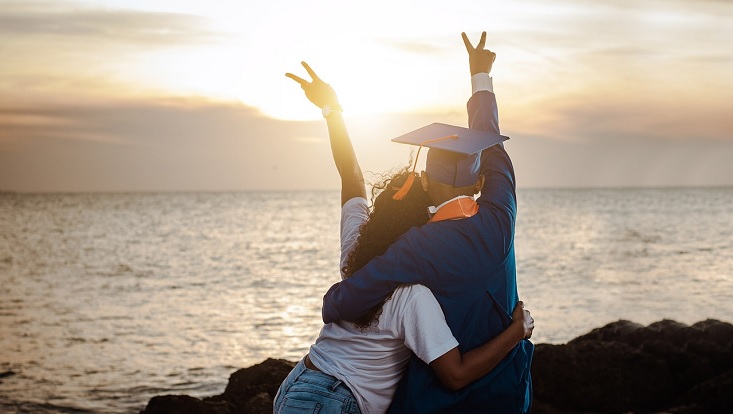 Zwei Studierende am Meer