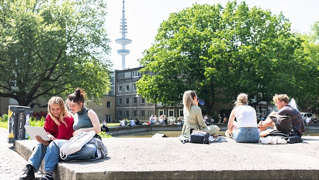 Studierende am Ententeich