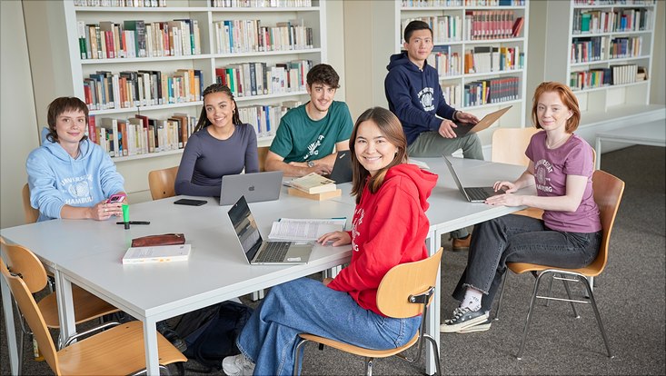 Studierende sitzen am Tisch