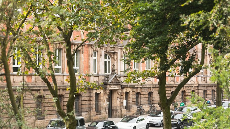 230922-idgs-roettger-7454-733x414 Fassade des Gorch-Fock-Walls