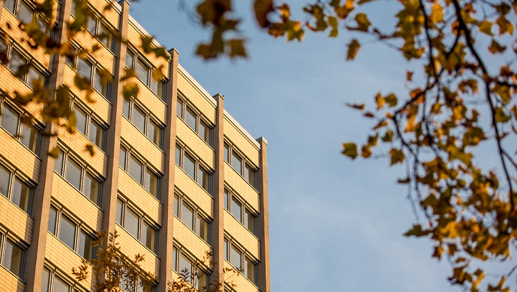 20181112-uni-herbstimpressionen-31-733x414 Fassade des Philturms