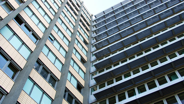 040729-foto-uhh-rrz-mcc-arvidmentz-philturm-fassade-3mp-733x414 Fassade des Philturms