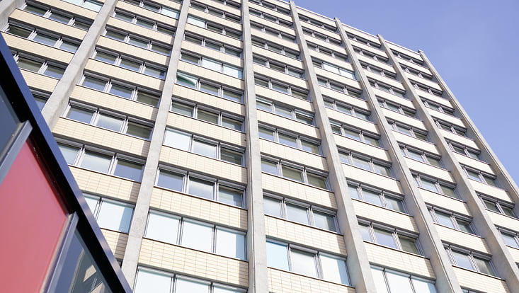 24-07-11-21-motiv-003-733x414 Fassade des Philturms