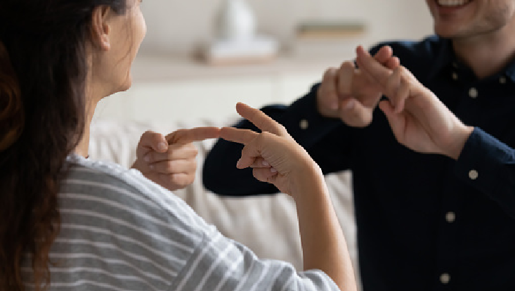 Zwei Personen gebärden