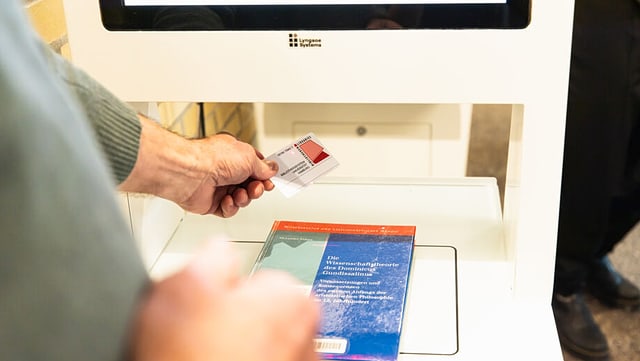 Bibliotheksausweis wird gescant
