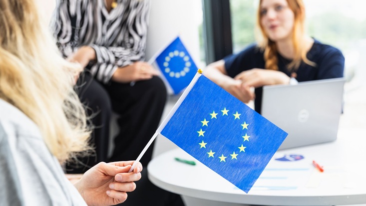 Europaflagge in der Hand einer Studentin