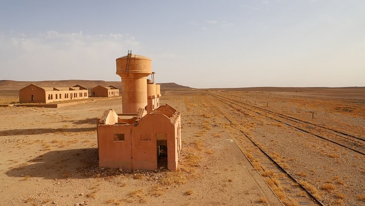 Alte Lagerbaracken in der Wüste
